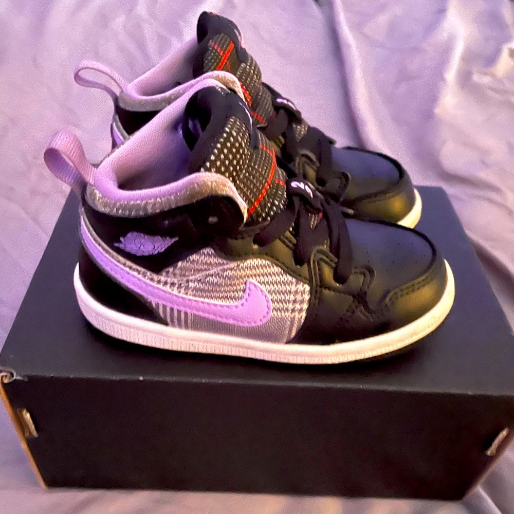 Jordan mid SE for sale gently used and stored in a non smoking home.